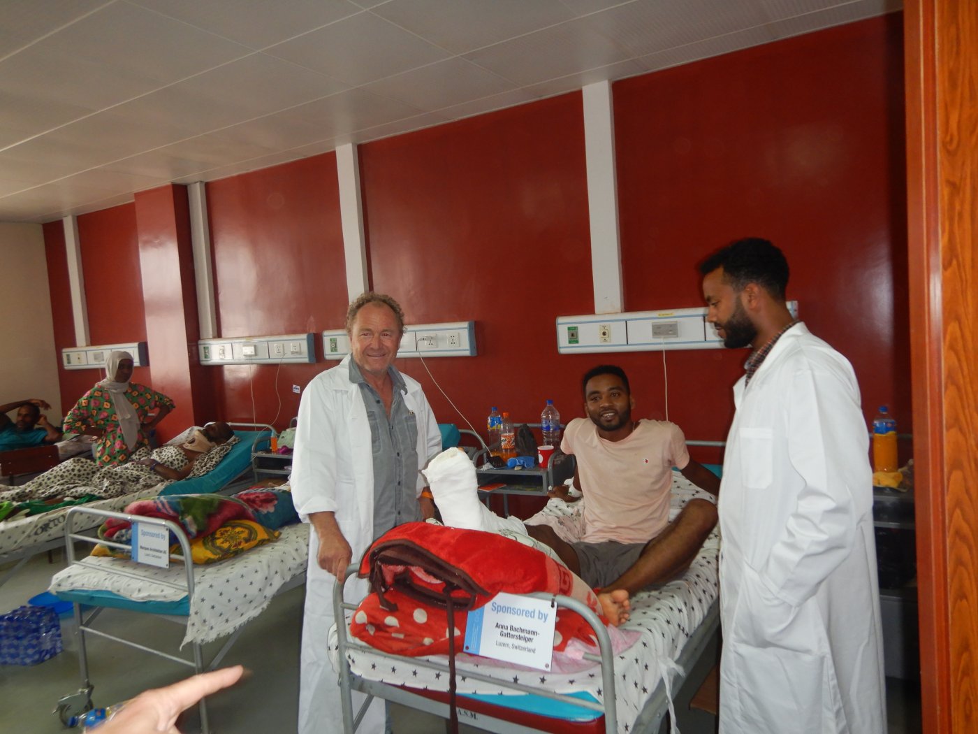 Dr. Jörg Peltzer mit einem der leitenden Ärzte, Dr. Ararso Gonfa auf Patientenbesuch an einem der gesponserten Spitalbetten.